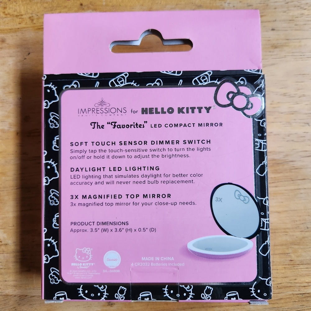 Hello Kitty LED Compact Mirror - Picture 2 of 7